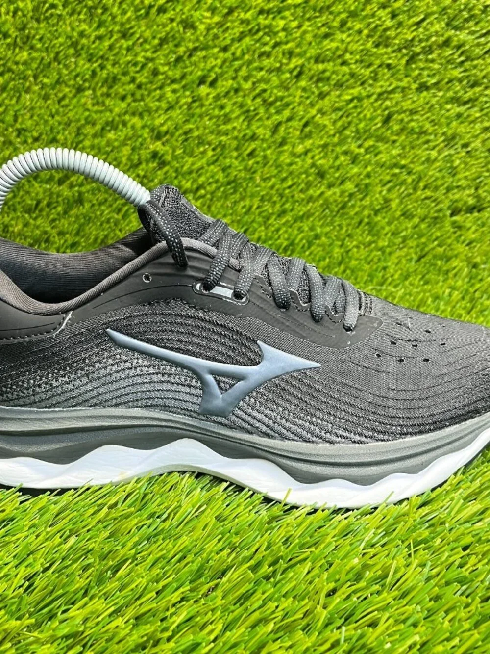 Mizuno Wave Sky 5 Womens Size 7.5 Black Gray Walking Running Shoes Sneakers